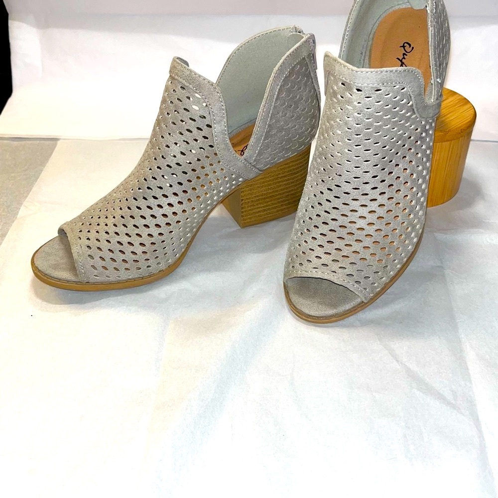 CHUNKY HEEL SANDALS OPEN TOE BOOTIE TAUPE-GRAY  3” SLANT BACK HI HEEL 6